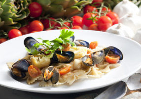 pasta with mussels, artichokes and cherry tomatoes