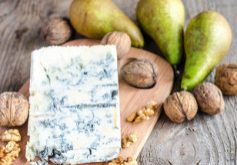 Blue cheese with pears and walnuts